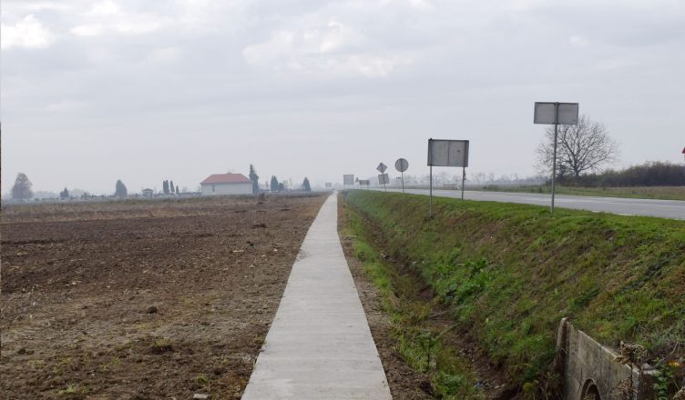 Staza do mjesnog groblja u Ernestinovu